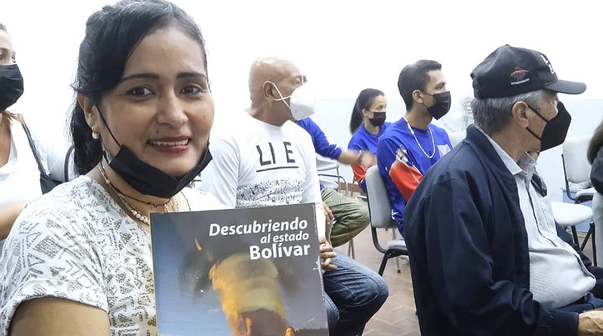 Compartieron Colección Bicentenario del Mppe durante 17ª Filven Bolívar