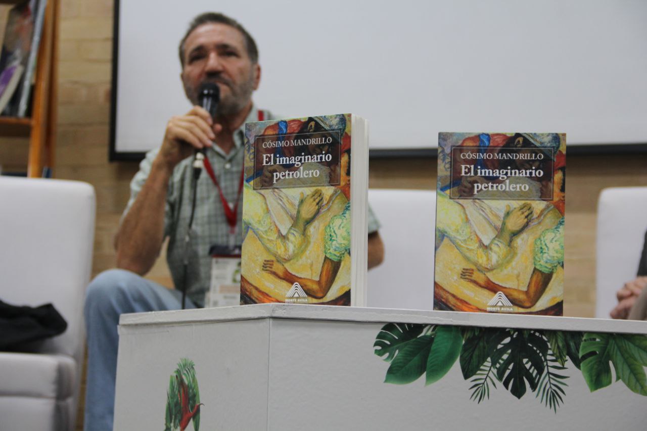Cósimo Mandrillo conversó en la FilBo sobre la representación del petróleo en la literatura venezolana