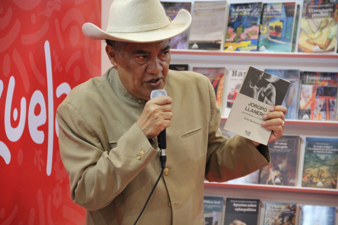 Colección de libros dedicados al llano presentó Cristóbal Jiménez en la FilBo 2024
