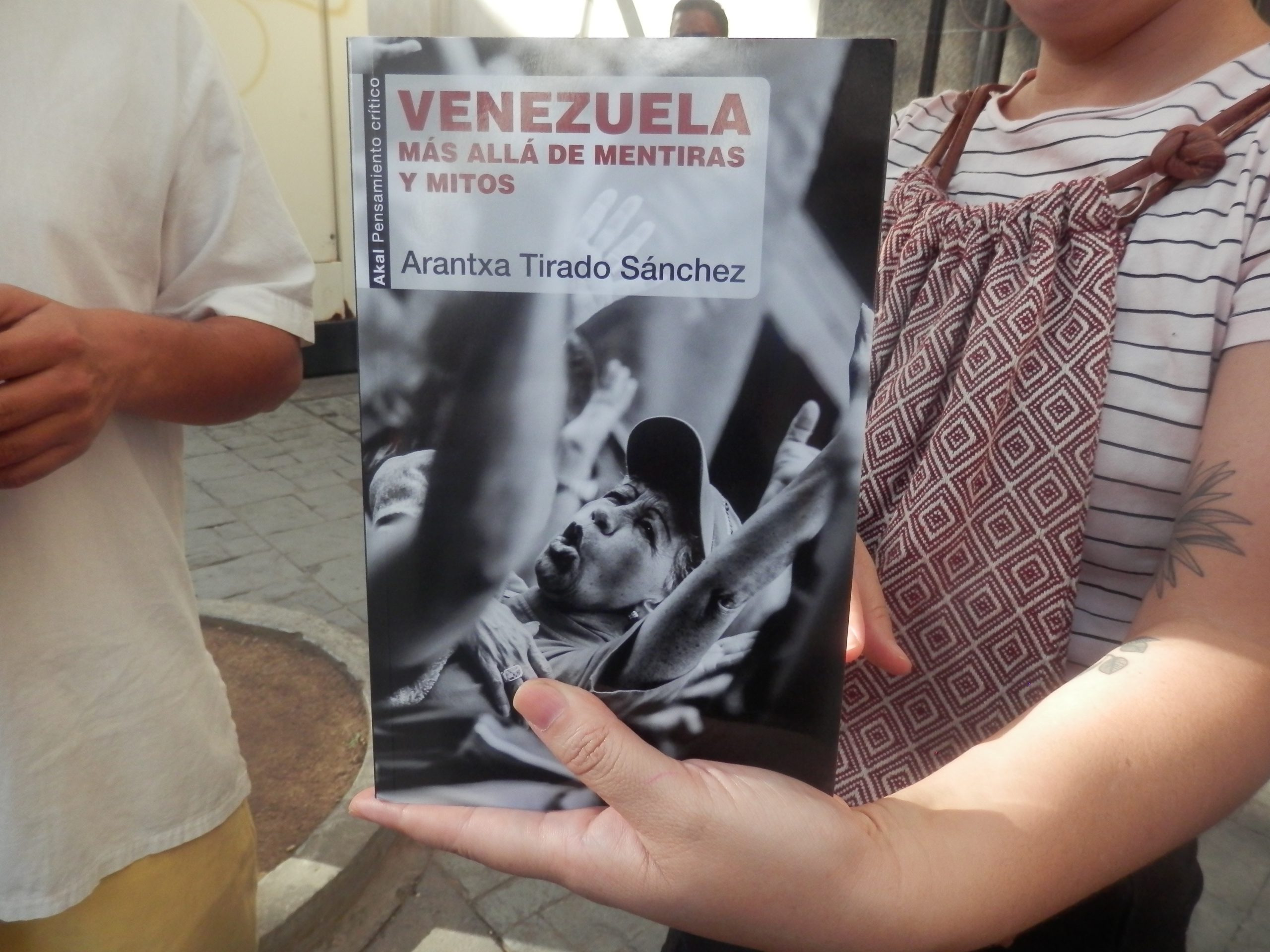 Arantxa Tirado presentó en primicia su libro “Venezuela, más allá de mentiras y mitos” en Filven 2019