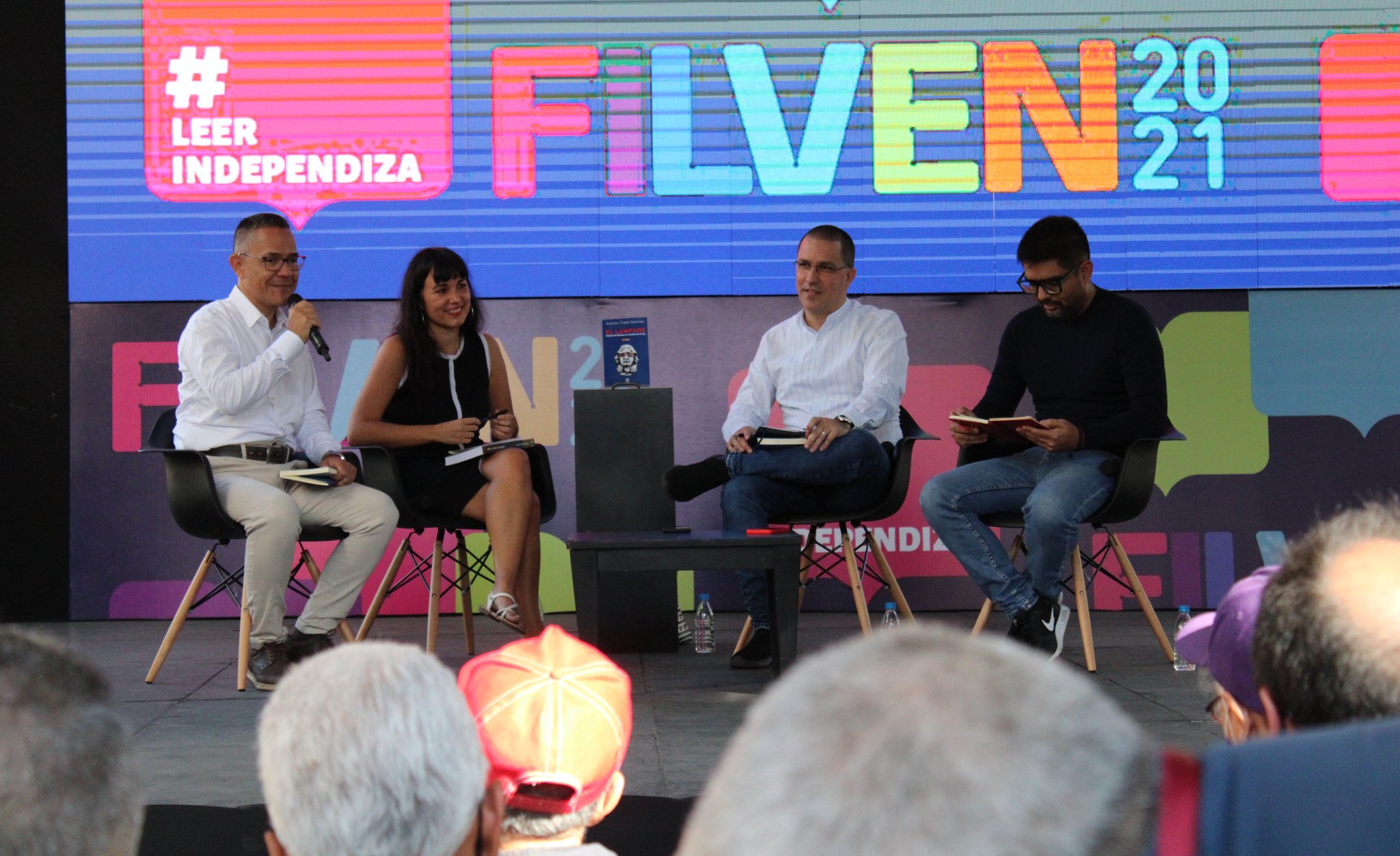 Arantxa Tirado presentó en 17ª Filven su libro “El Lawfare, Golpes de Estado en nombre de la Ley”