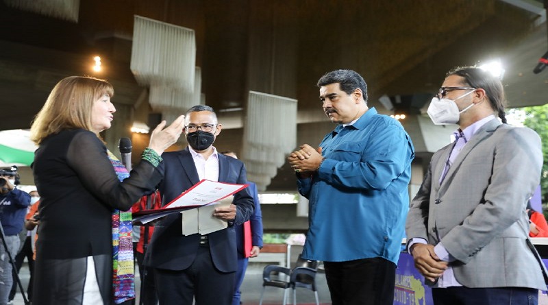 Presidente Nicolás Maduro entregó premios internacionales de literatura en Filven 2021