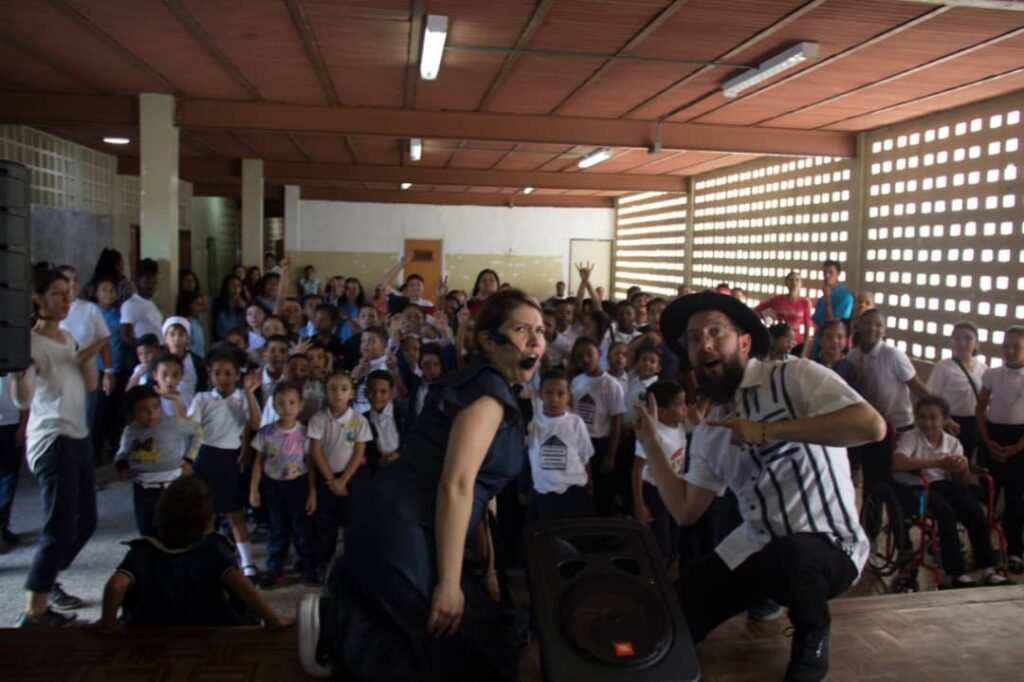 Creadores colombianos llevaron música, lectura y alegría a niños de Nuevo Horizonte