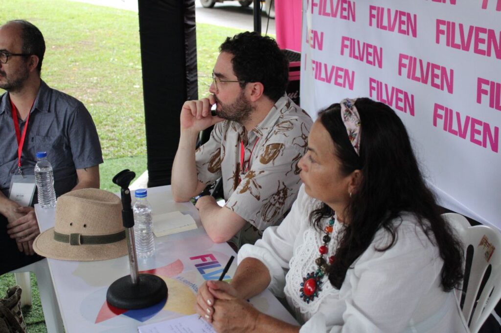 Libreros se reúnen en la Filven 2023