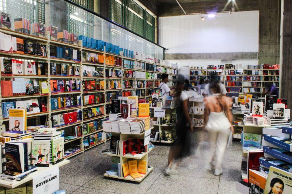 Un viernes familiar en la Filven: libros, arte y encuentros