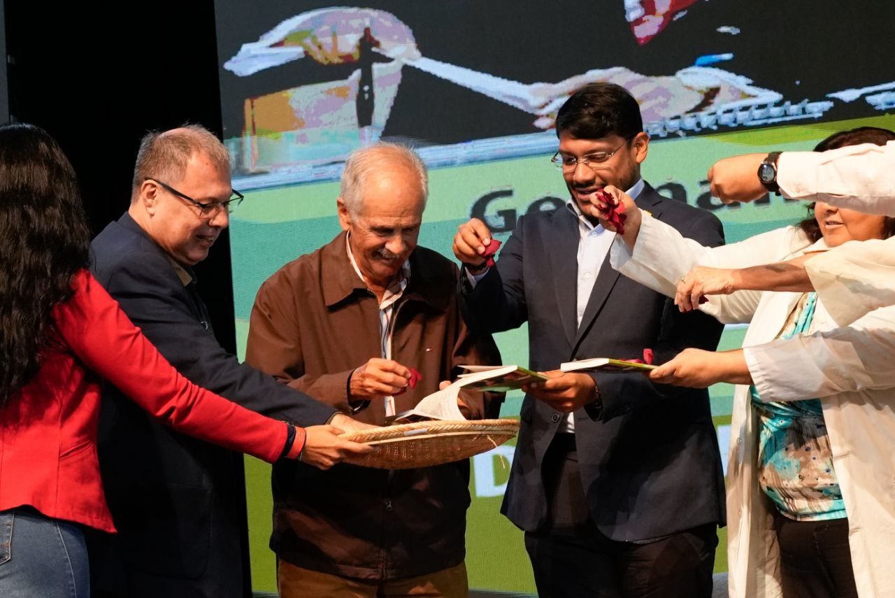 Presentaron libro que explora profunda amistad entre los líderes revolucionarios Fidel Castro y Hugo Chávez