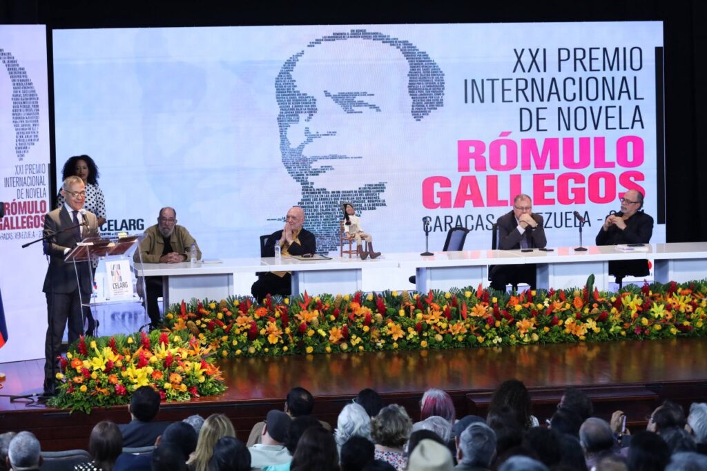 Vicente Battista recibió Premio Internacional de Novela Rómulo Gallegos por “El simulacro de los espejos” 