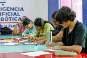 Jóvenes aprenden a escribir crónicas y minicuentos en Filven Zulia
