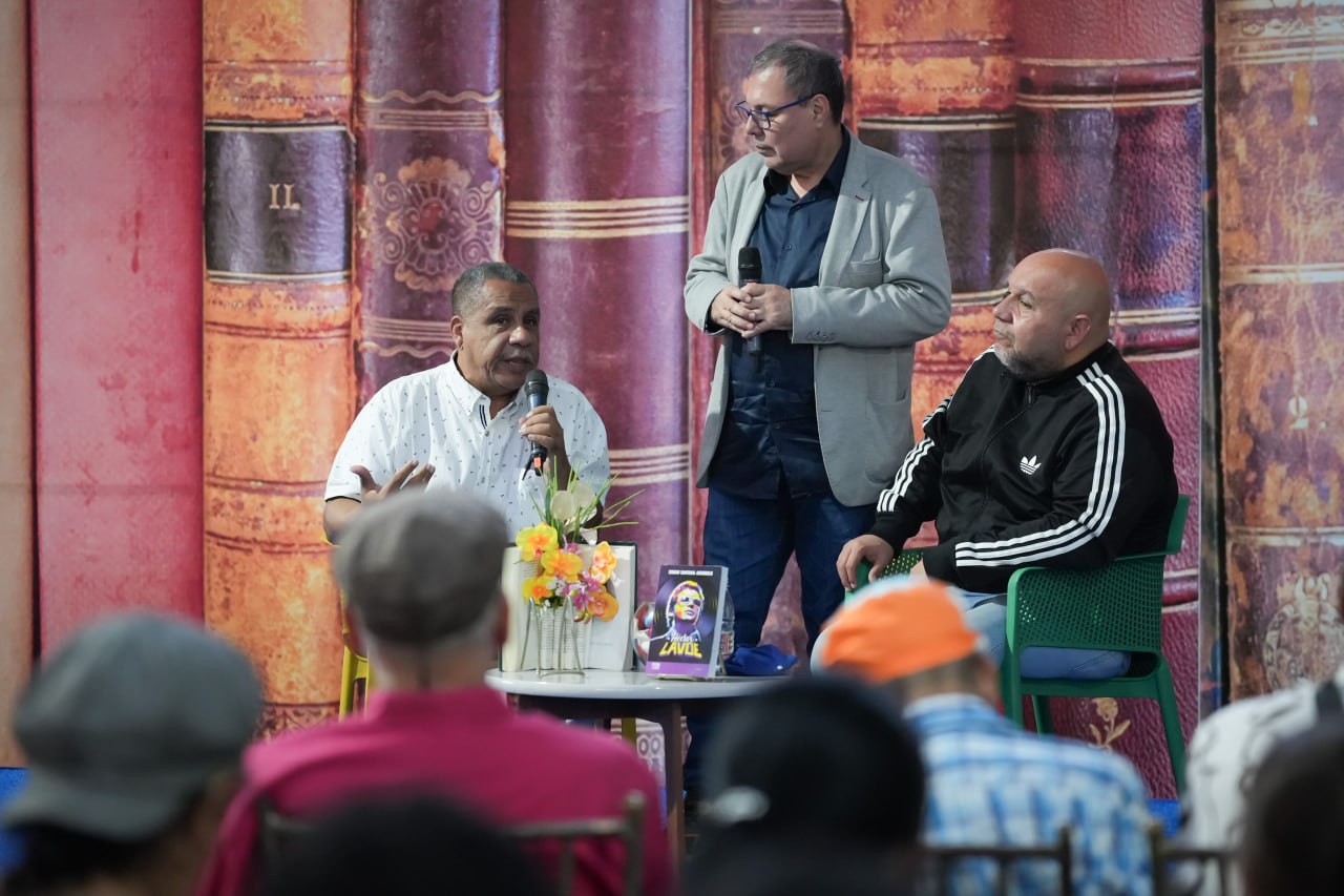 Con biografía de Héctor Lavoe celebraron en Feria del Libro de Caracas legado musical caribeño