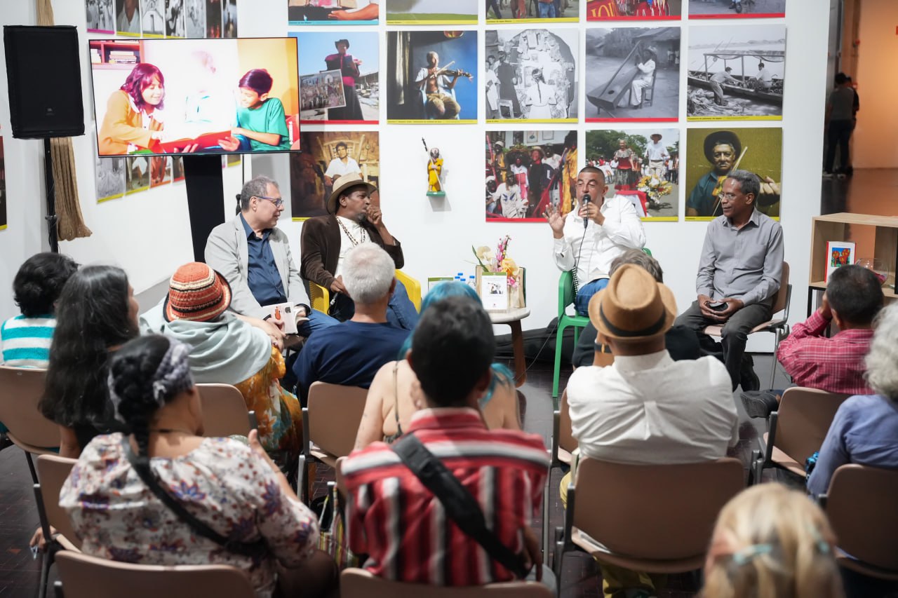 “Por el sendero de ayer” honra la poesía popular en Feria del Libro de Caracas