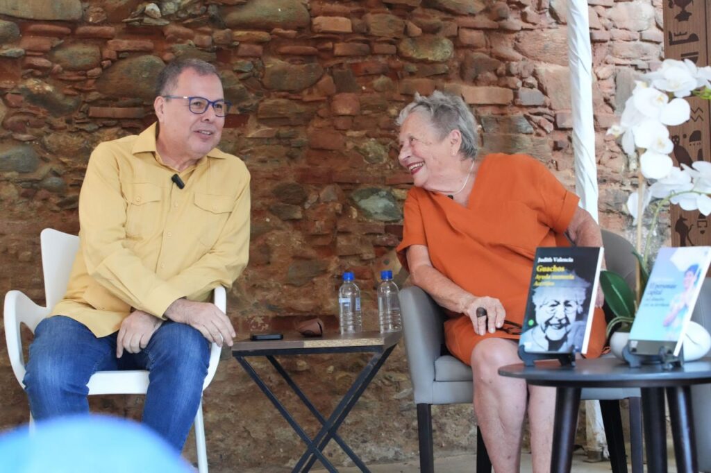 Judith Valencia presentó en Filven La Guaira libros que desentrañan estrategias imperialistas hacia Latinoamérica