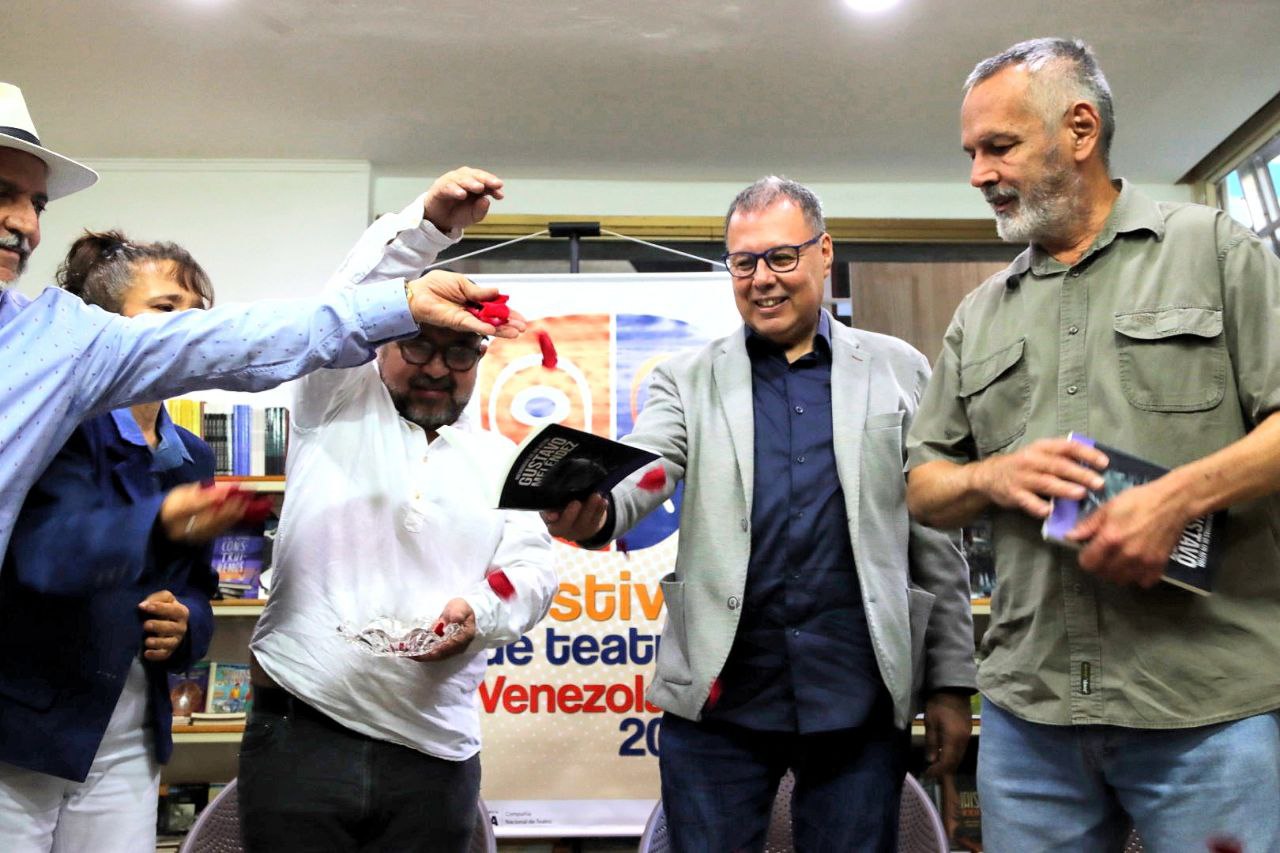 Homenajearon a Gustavo Meléndez con bautizo de su libro “Memorias de un actor”