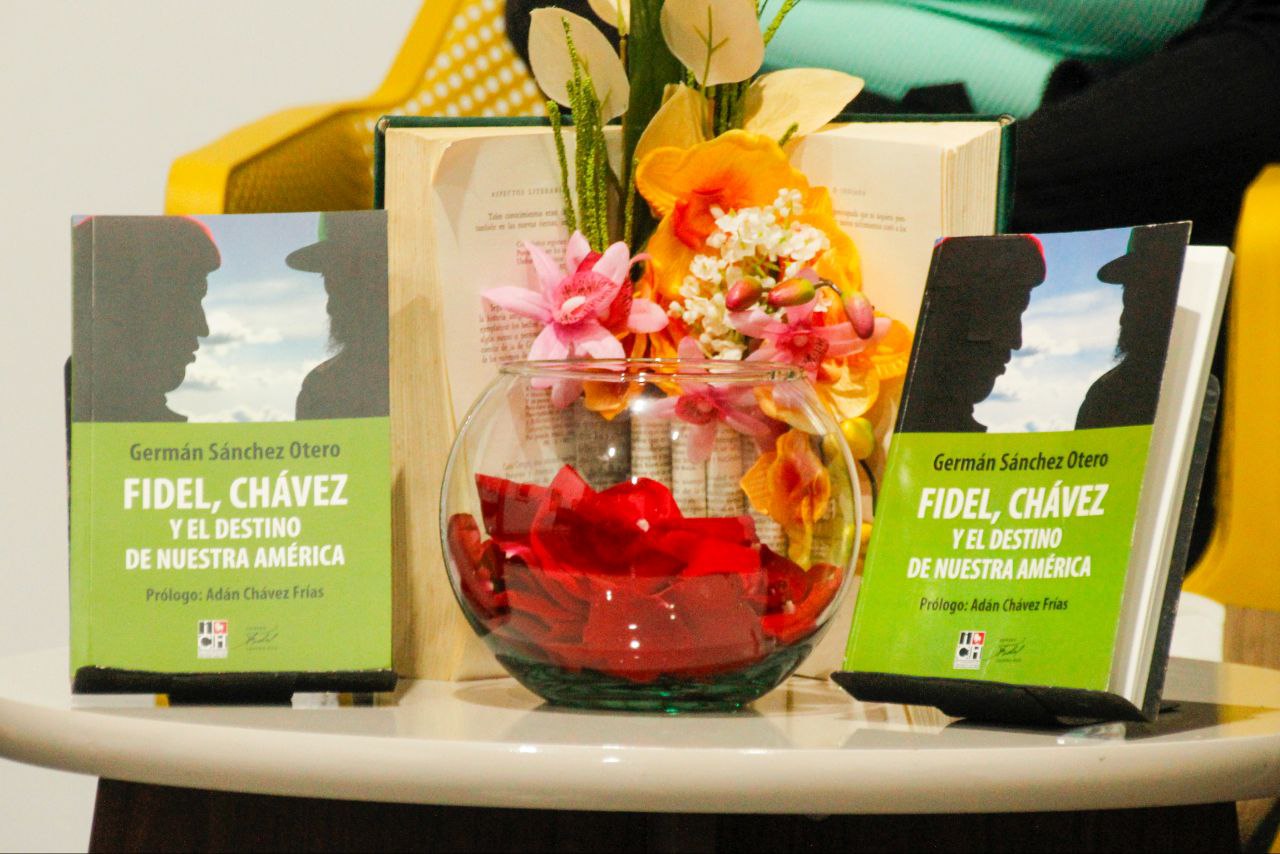 Presentan libro que documenta relación de Chávez y Castro y su influencia revolucionaria