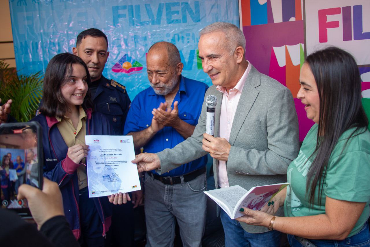 Joven conquista el camino literario e inspira a las nuevas generaciones en la Filven Táchira