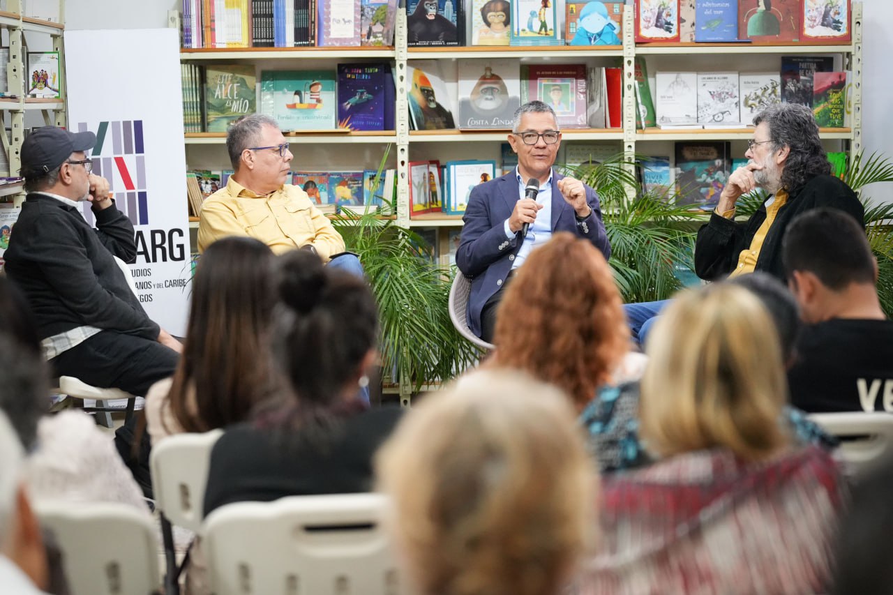 Presentaron libro que revela injerencia de la CIA en Venezuela