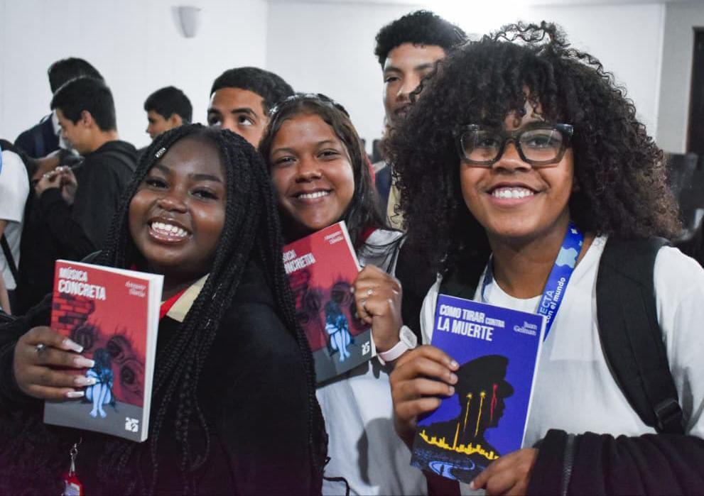 Liceístas venezolanos conectados a la lectura con Colección “25 para el 25”