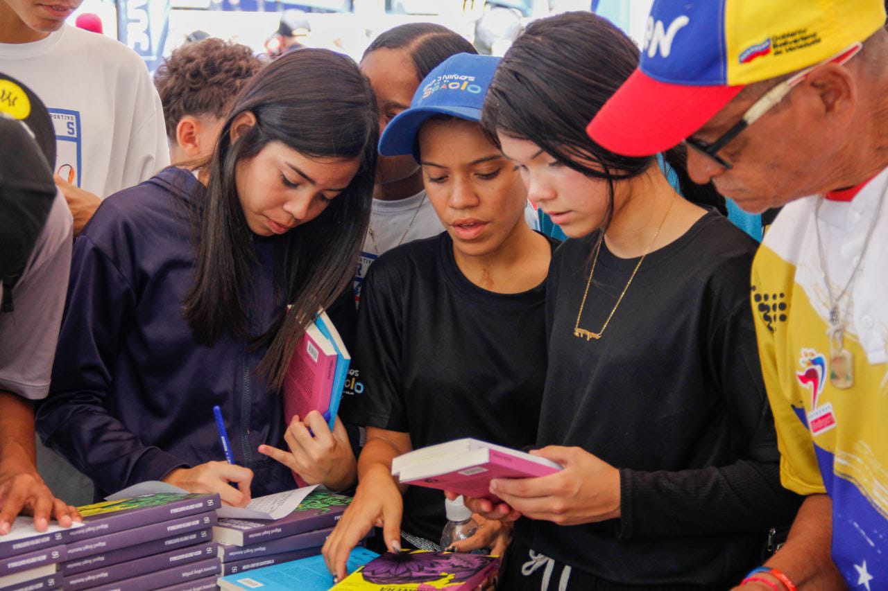 Jóvenes reciben libros por la cultura y la paz