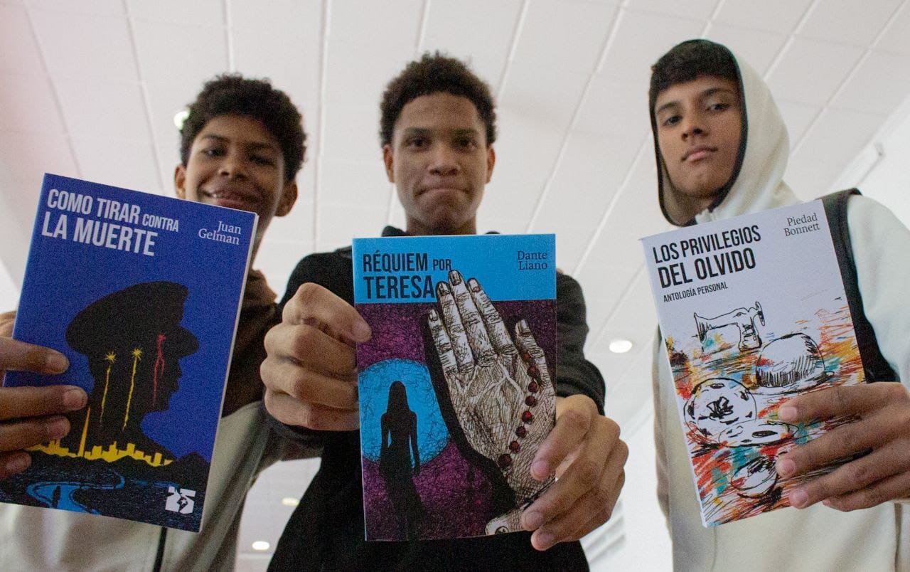 Libros del Boom Latinoamericano despiertan curiosidad en estudiantes del liceo Fermín Toro
