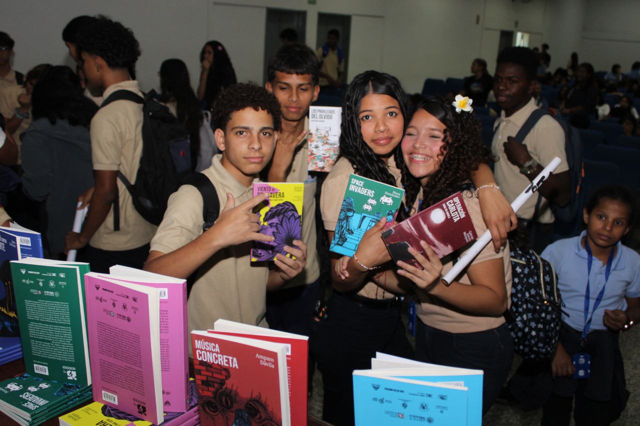 Estudiantes en la parroquia Coche emocionados con entrega de libros 25 para el 25