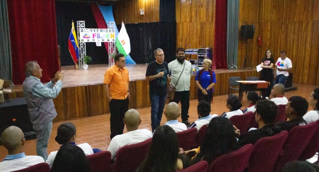 Celebran Día de la Juventud en Filven Barinas con entrega de libros “25 para el 25”
