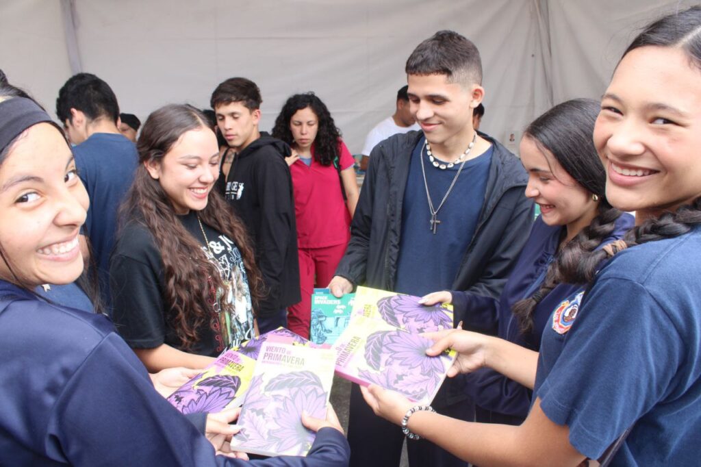 Jóvenes estudiantes descubren mundos posibles con autores del Boom Latinoamericano en la 21.ª Filven Miranda