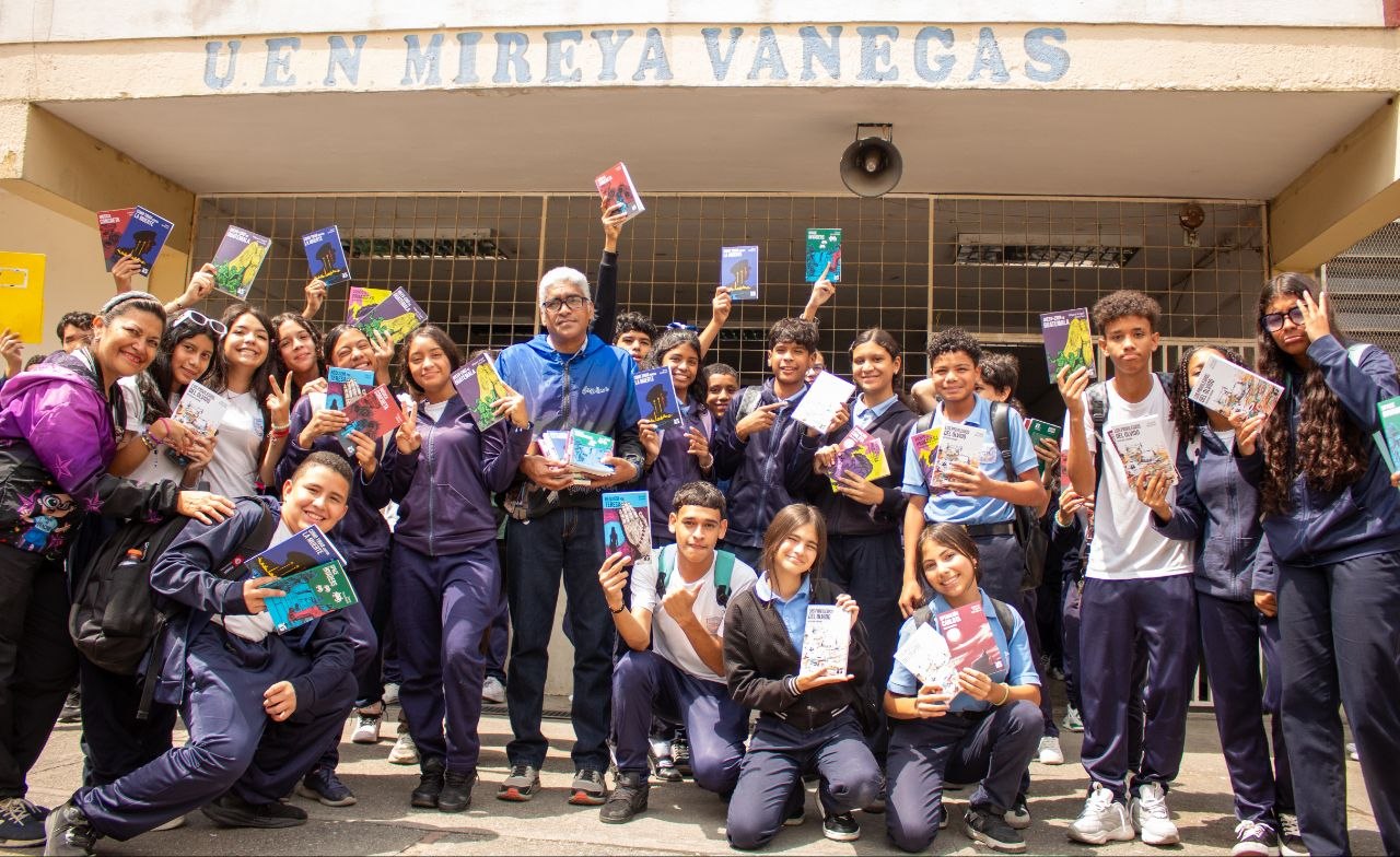 Despiertan curiosidad lectora en jóvenes de Caricuao con obras del Boom latinoamericano