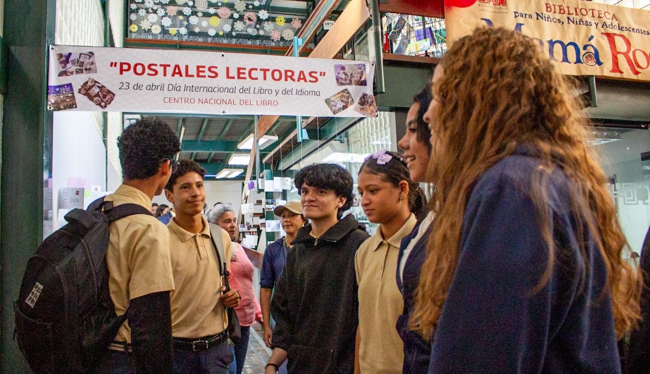 Cenal inauguró exposición “Postales Lectoras” en Biblioteca para Niños, Niñas y Adolescentes Mamá Rosa