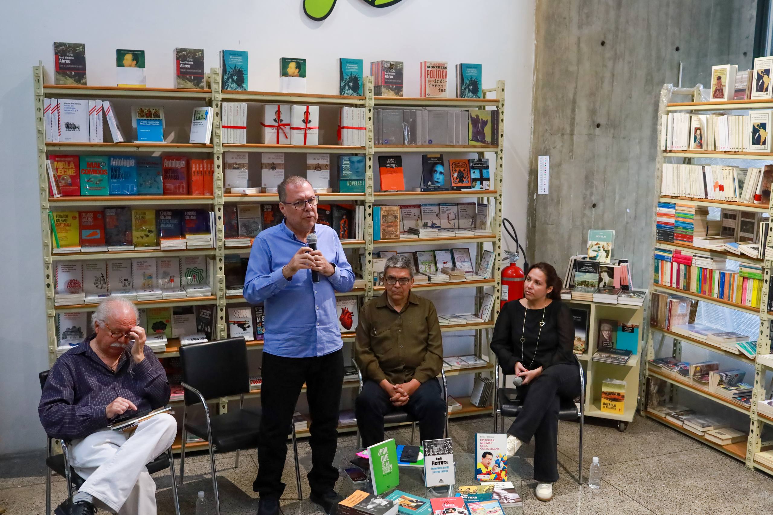 Rinden homenaje a Earle Herrera en el Día Internacional del Libro