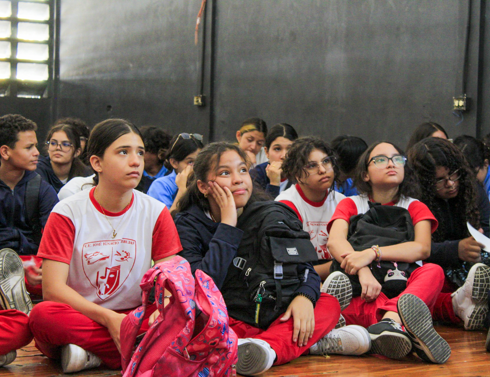 La décima cautiva a jóvenes en el mes de la poesía
