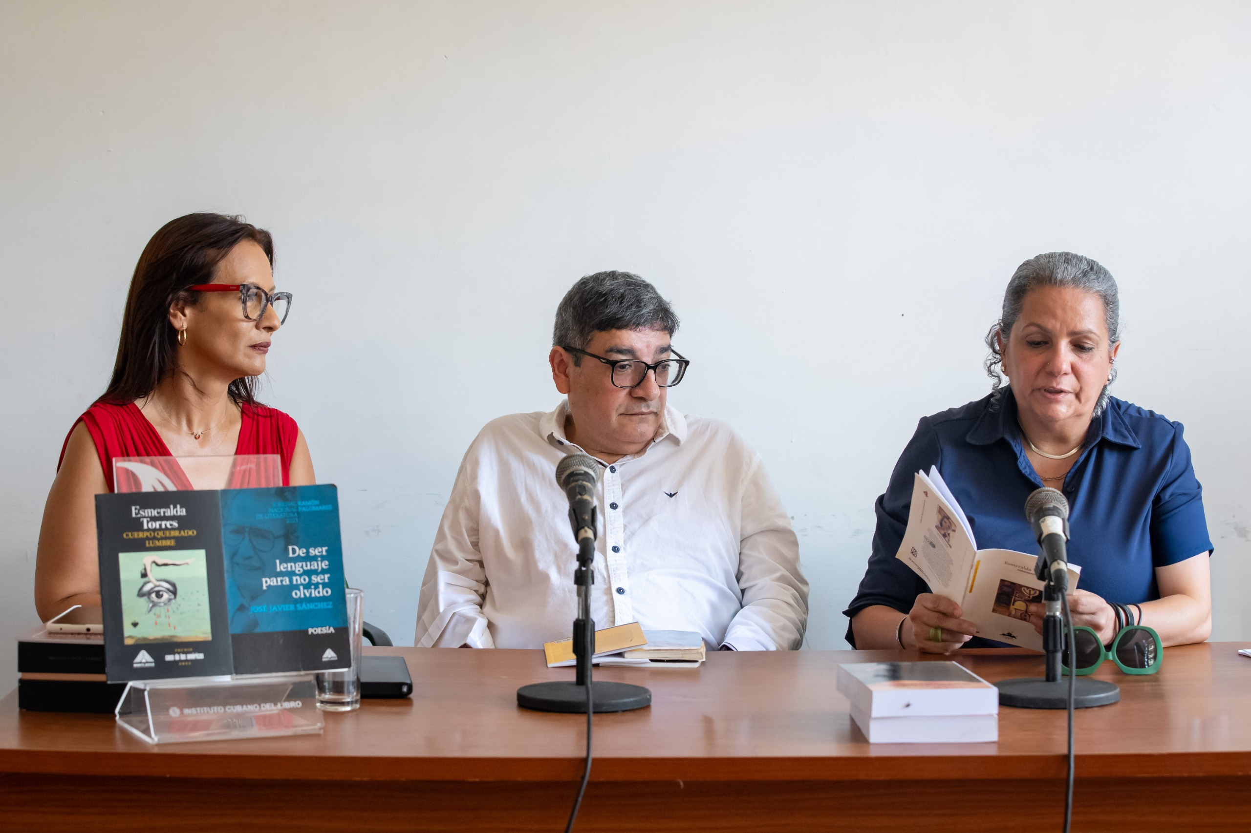 Esmeralda Torres presentó “Cuerpo quebrado lumbre” en la Feria del Libro de La Habana