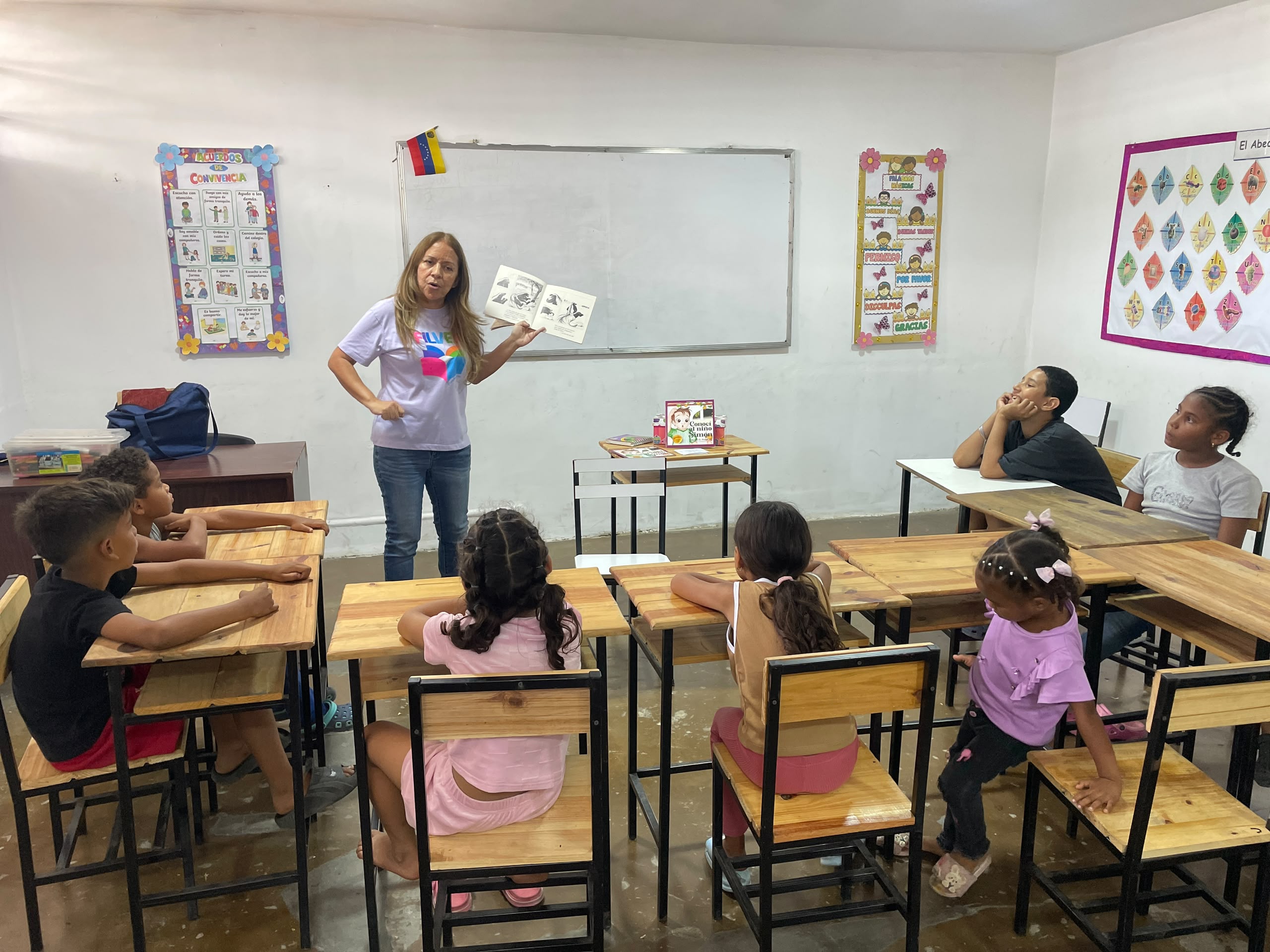 Niños y niñas en campamentos transitorios de Caracas aprenden sobre Bolívar con lectura y teatro